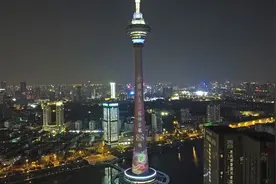 天塔点亮夜空 致敬奥运健儿图片