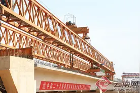 云南省在建最大高速公路枢纽立交首座桥梁架设完成图片