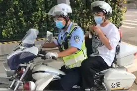 正能量丨护士增援核酸检测打不到车求助交警，安排！图片
