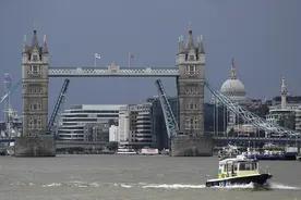 英国：伦敦塔桥因技术故障而无法关闭图片