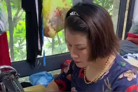经营服装厂的宁波女老板在社区开起公益裁缝铺 一针一线串起浓浓邻里情图片