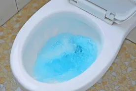 放马桶里的蓝色洁厕块会致癌？容易使马桶污染水倒流？终于有真相了……图片