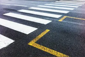 快评｜“车让人”路更乱？步行骑行照样得守规矩图片