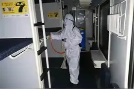 46℃高温，背近50斤设备 守护列车平安图片