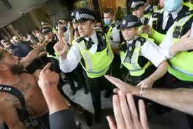 抗议英国政府防疫政策 示威者冲击BBC演播室与警方激烈冲突图片
