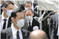 长崎和平纪念仪式上迟到1分钟，菅义伟道歉，日本网友：胶水黏住鞋底了？图片