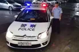 凌晨四点，他从观景台上跳入海中……图片