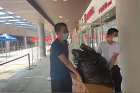 泪目！​孩子哭着说：妈妈你等天亮一些再走吧，现在太黑了……图片