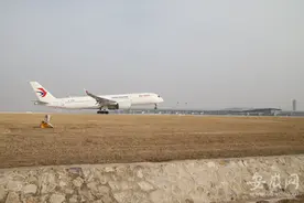 8月12日零时，东航合肥至青岛航班转场胶东机场图片