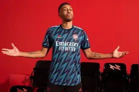 阿森纳推出21-22赛季第三球衣：浅蓝色主体+闪电时尚花纹图片