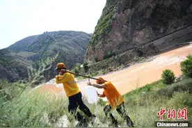陇海线甘肃段一级防洪点：防护员背水上山24小时盯防图片