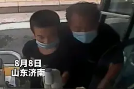 “能给孩子一点吃的吗？”山东男子带白血病儿子乘公交求助，乘客举动让人泪目图片