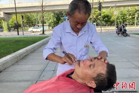 六旬街头理发师在成都：继传统理发“绝活”见证城市变迁图片