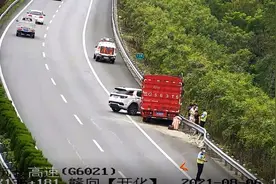 因琐事争吵，情侣高速上抢夺方向盘！最终民警出手了图片