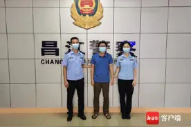 扔水瓶吐口水、骑车冲卡！海南一男子不配合防疫被拘图片