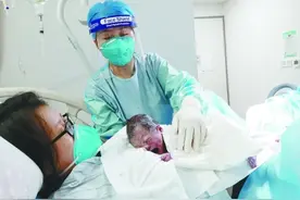 一位隔离管控区产妇顺利分娩图片
