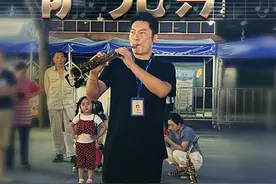 持证街头艺人！交大毕业的他在上海街头吹了6年萨克斯图片