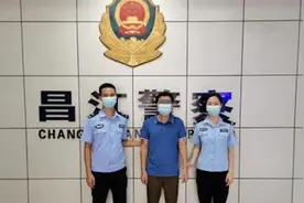 海南昌江一男子骑车冲卡扔头盔吐口水，被拘留视频封面