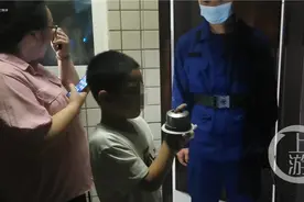 男孩帮妈妈洗碗手被卡进过滤器图片