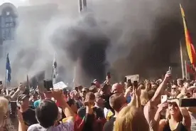 立陶宛首都爆发大规模示威！数千人围堵议会高喊“耻辱、耻辱”图片