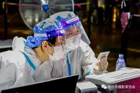 镜头里的抗疫“逆行者”图片