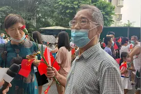 解封时刻丨大爷拖着全套音响出去耍：我要放音乐还要大声唱歌图片
