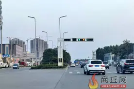 金桥路与八一路交叉口 红灯绿灯同时亮 司机迷茫图片