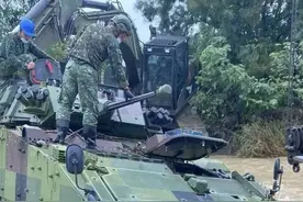 台军最先进步兵战车熄火卡在溪床 4官兵受困图片
