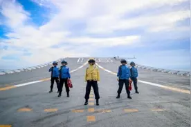 又美又飒，一气呵成！辽宁舰女舰员“放飞成功！”图片