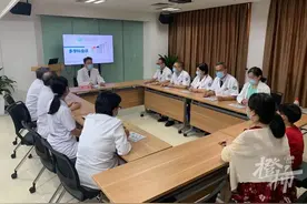 3年前从12楼摔下来的小男孩，今天为救他的叔叔阿姨们表演了“绝活”图片