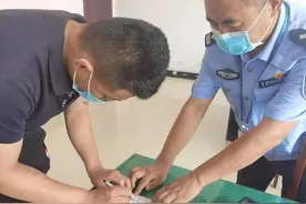 过积水路面反而加速溅人一身水 济南一司机被路人举报后受处罚图片