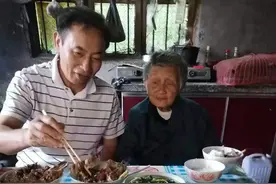 昔日“天才”同学精神失常，家中老母患病，岳阳一教师守护这对母子26年图片