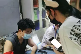 一家三口都是志愿者，18岁准大学生已是社区防疫“老同志”图片