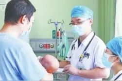 武汉医生帮泡泡男婴走出“泡泡”图片