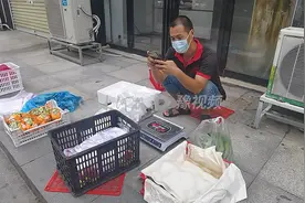 #平凡人撑起的抗疫力量# 有家难回，他给封闭小区的居民当起了“保姆”图片