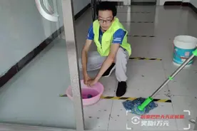 全家的希望！男孩考上大学后迎来最忙暑假，每天打三份工，还要背单词图片