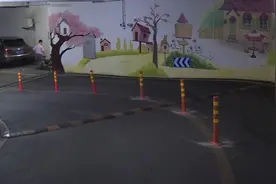 小区出入口有车逆行，物业多措并举加强宣传监管图片