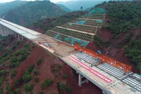 云南玉楚高速高墩数量最多段全线贯通图片