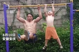 爷孙比赛做引体向上，爷爷居然只用了四个手指图片