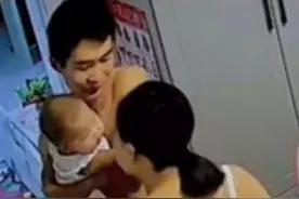 女子喝奶不小心喷爷俩一脸，网友：猝不及防的牛奶面膜图片