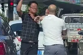 事发海口！两车主因互相别车起冲突，厮打在马路中央图片