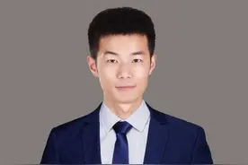 这位体育老师当班主任让学生们都服气，“老师很多，满哥只有一个”图片