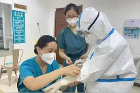 隔离病房里一家人隔着手机屏幕相见哭成泪人，穿着防护服的她们把眼泪憋了回去图片