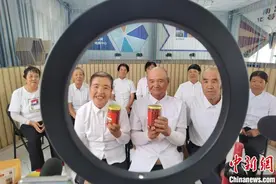 宁夏：“银发老年团”新“农活”直播间里卖特产图片