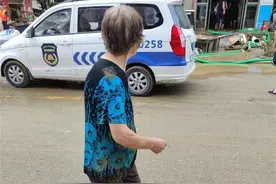被大雨惊醒，73岁婆婆凌晨光脚冲出门图片