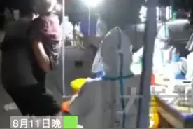 暖心！河南小伙抱98岁奶奶做核酸，网友：当年奶奶也是这样抱他的图片