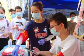 一对韩国母女为啥给他点赞图片