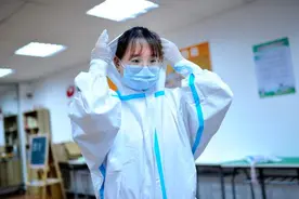 上海封闭小区里的居委会故事：男孩被女友赶出家门，独居老人找不到，都要管好图片