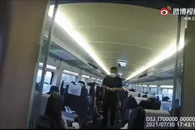 高铁上的这一幕，紧张程度堪比电影图片