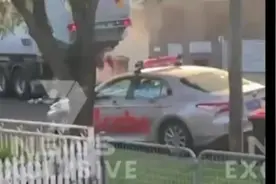 澳大利亚一辆垃圾车内着火 司机反应敏捷将一车垃圾倒在街上图片
